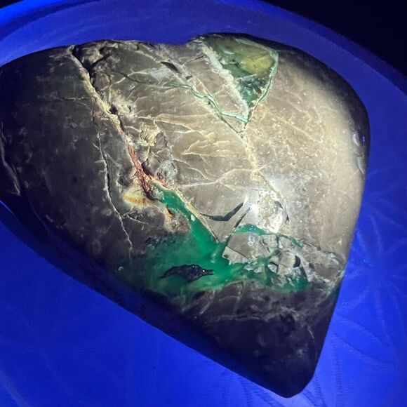 Volcano Agate Heart Carving UV Reactive (4)‎ - Picture 2 of 10